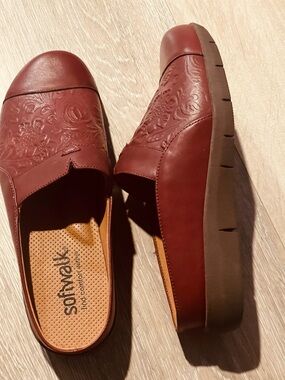 SoftWalk Size 9 woman's comfy sandals clogs Loafers in Deep Burgundy
